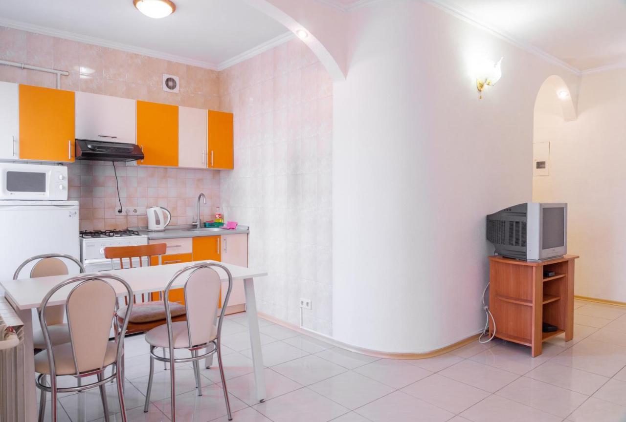 Apartment Triokhsviatytelskaya Street 3 Kiev Bagian luar foto
