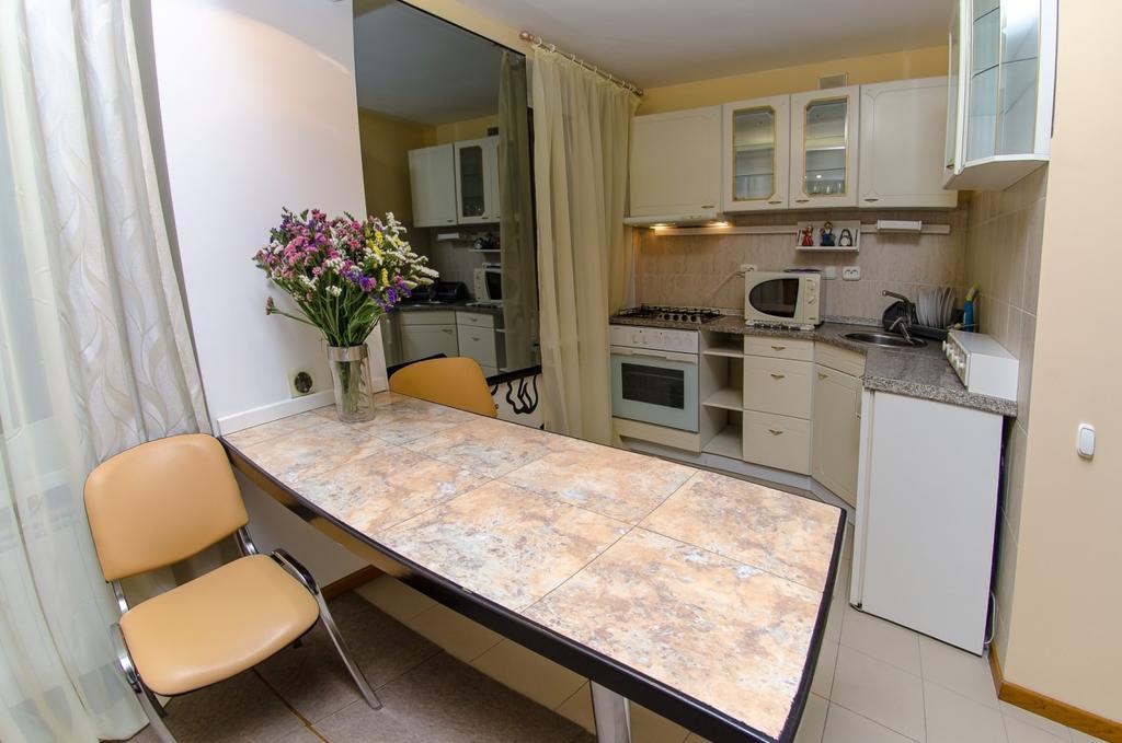 Apartment Triokhsviatytelskaya Street 3 Kiev Bagian luar foto