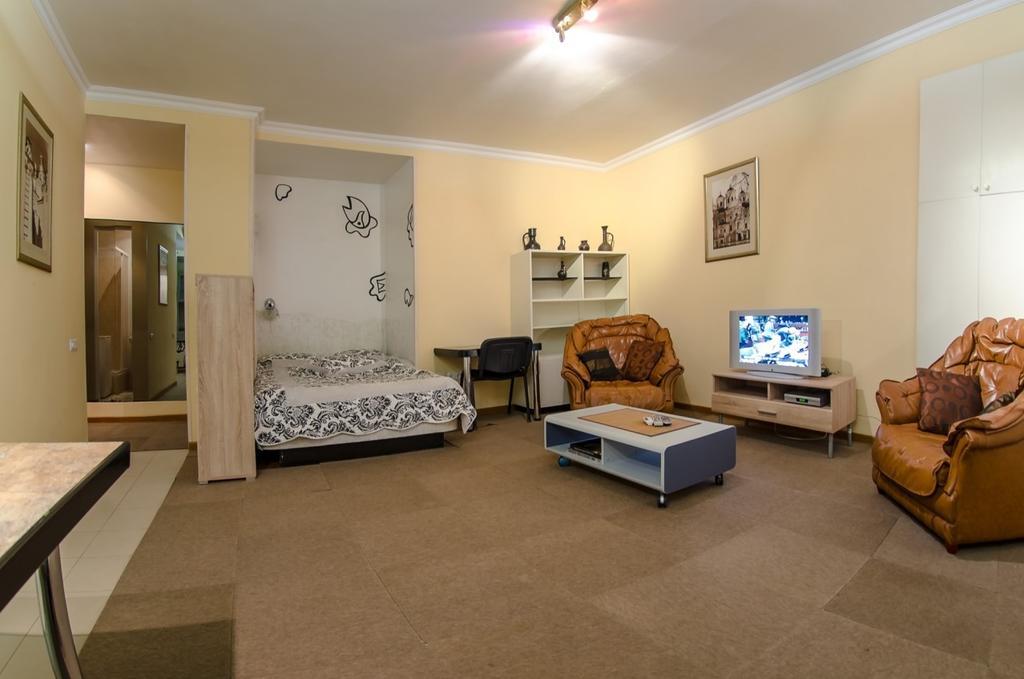Apartment Triokhsviatytelskaya Street 3 Kiev Bagian luar foto