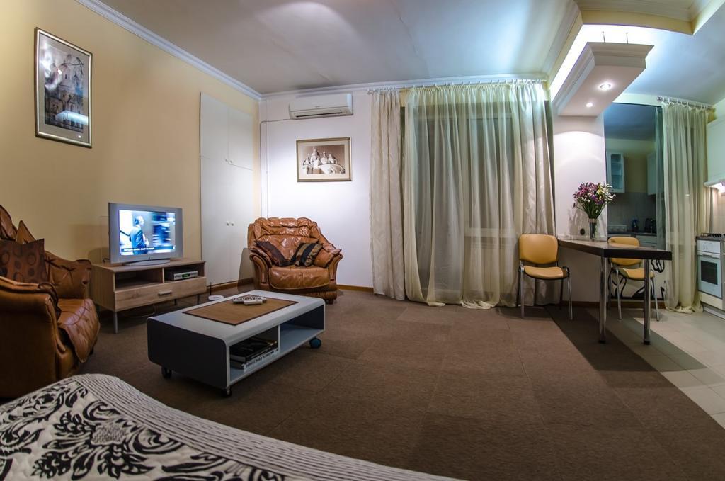 Apartment Triokhsviatytelskaya Street 3 Kiev Bagian luar foto