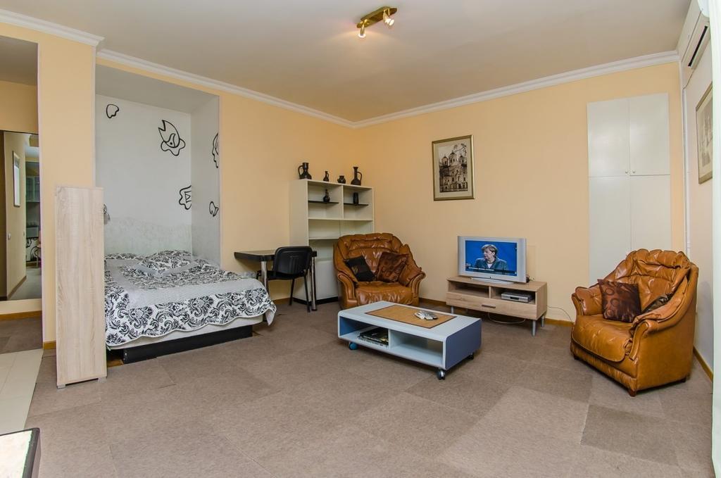 Apartment Triokhsviatytelskaya Street 3 Kiev Bagian luar foto