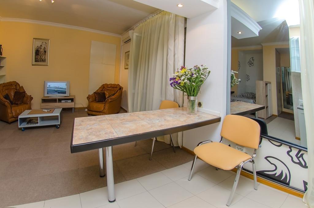 Apartment Triokhsviatytelskaya Street 3 Kiev Bagian luar foto