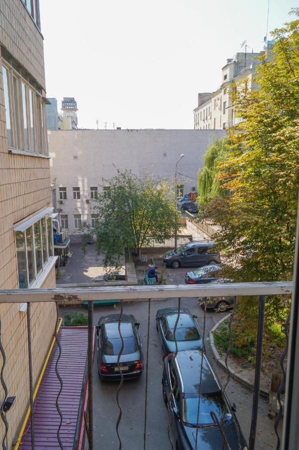 Apartment Triokhsviatytelskaya Street 3 Kiev Bagian luar foto