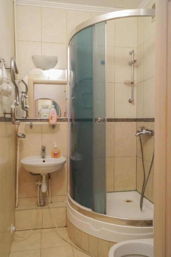 Apartment Triokhsviatytelskaya Street 3 Kiev Bagian luar foto